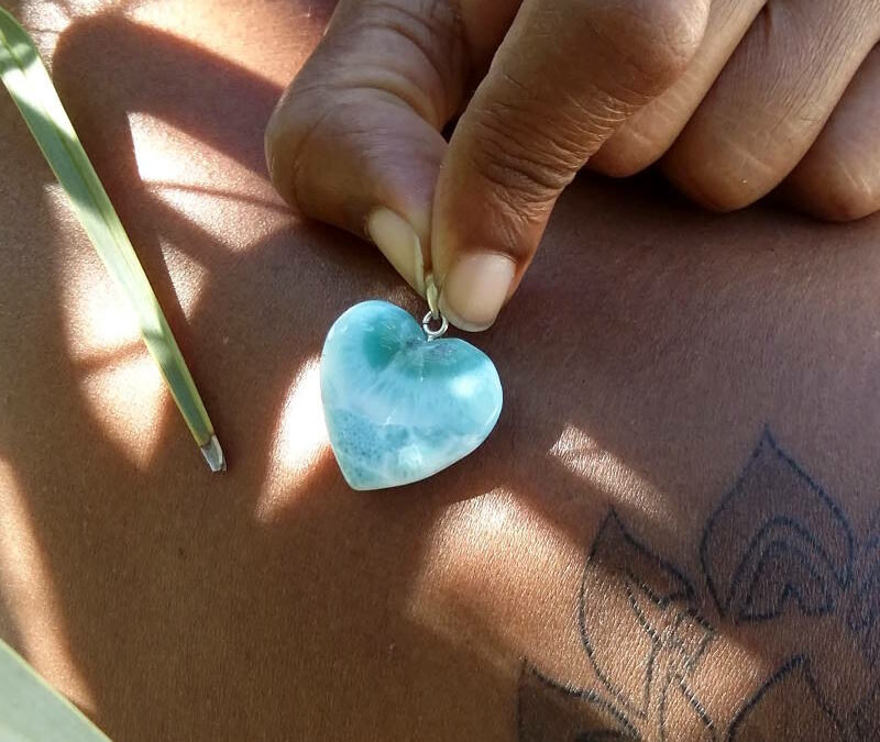 Comment Choisir un Bijou en Larimar : Guide Complet sur cette Pierre des Caraïbes